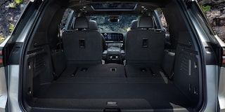 Interior de la Chevrolet Tahoe 2025 con doble pantalla digital, diseño moderno y controles avanzados