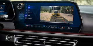 Detalle del sistema de sonido Bose en el interior de un Chevrolet 2025