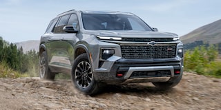 Detalle del rin y llanta todoterreno de la Chevrolet Tahoe 2025 Z71 sobre terreno de tierra