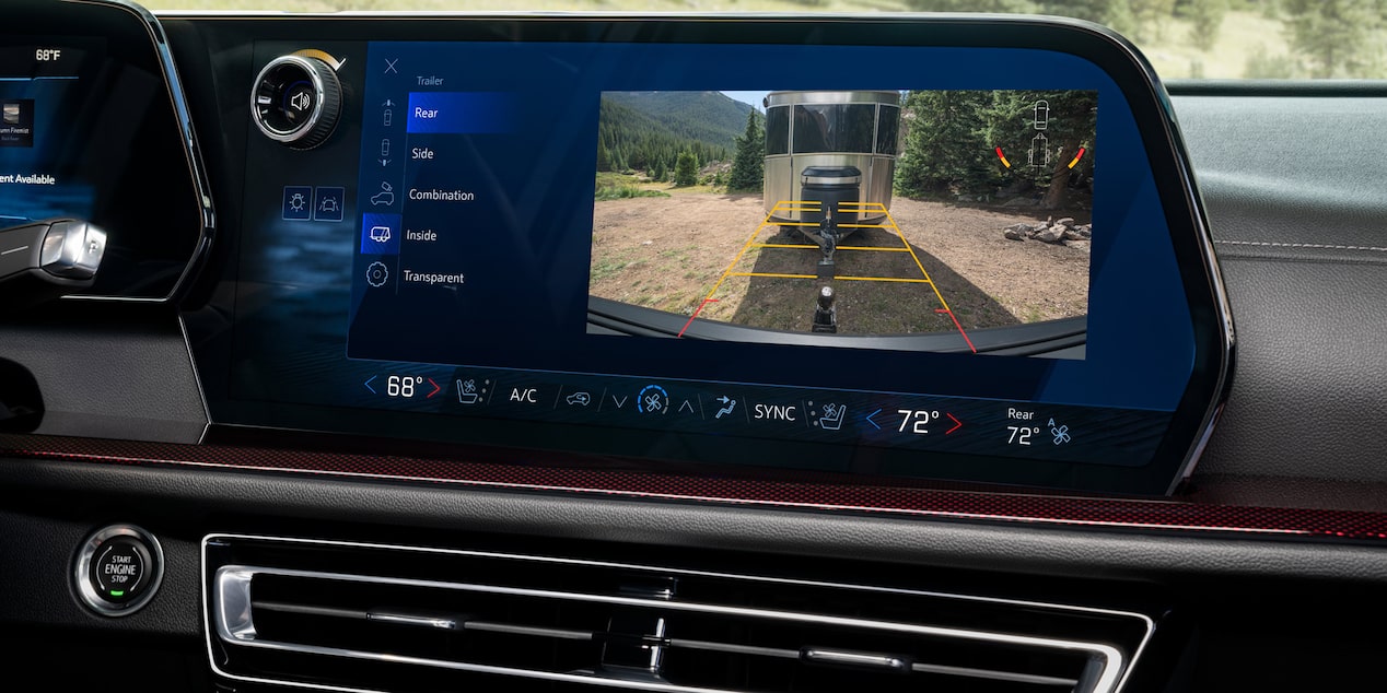 Pantalla táctil a bordo de la Chevrolet Traverse Z71, destacando la función de cámara trasera siendo utilizada para enganchar un remolque.
