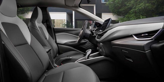 Vista interior delantera Chevrolet Onix Sedán Turbo Midnight