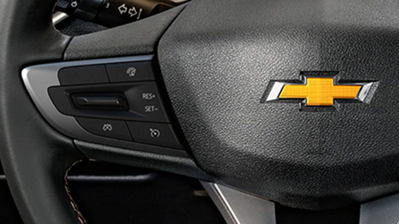 Chevrolet Onix Sedán Turbo Midnight con control al volante