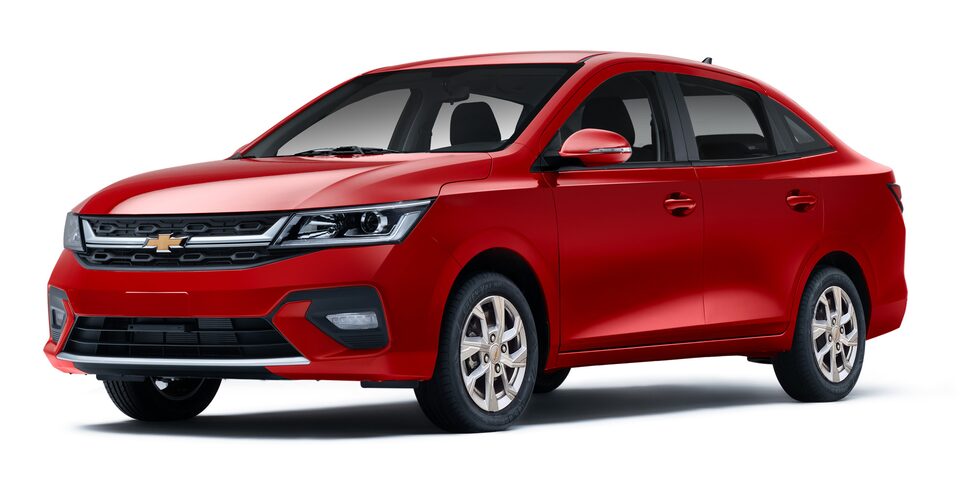 Chevrolet Sail en color rojo metálico
