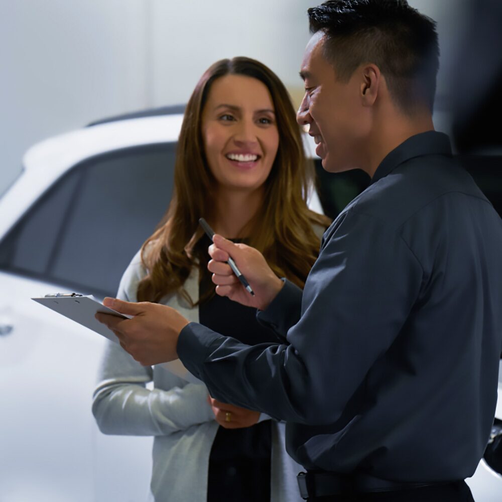Imagen de un asesor de consecionaria Chevrolet charlando con una clienta.