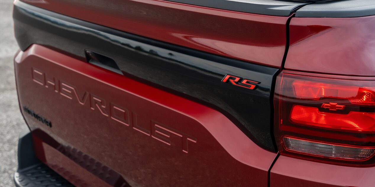 Vista en detalle de la insignia RS en la maletera de una Chevrolet Montana.