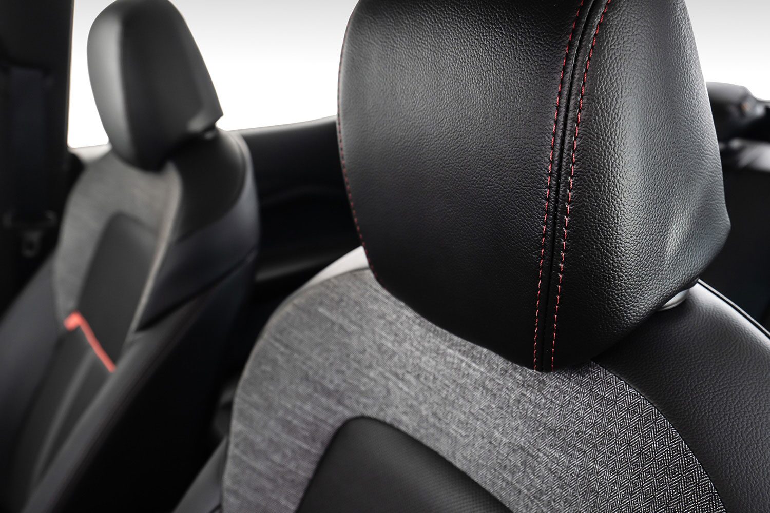 Vista en detalle del resplado del asiento del conductor, mostrando sus detalles y acabados premium.