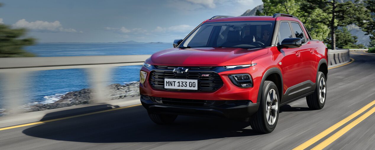 Chevrolet Montana transitando por una carretera.