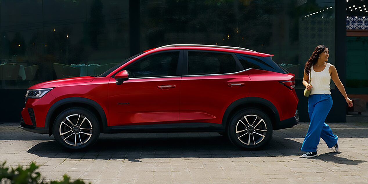 Vista lateral de la Chevrolet Groove estacionada en área urbana.