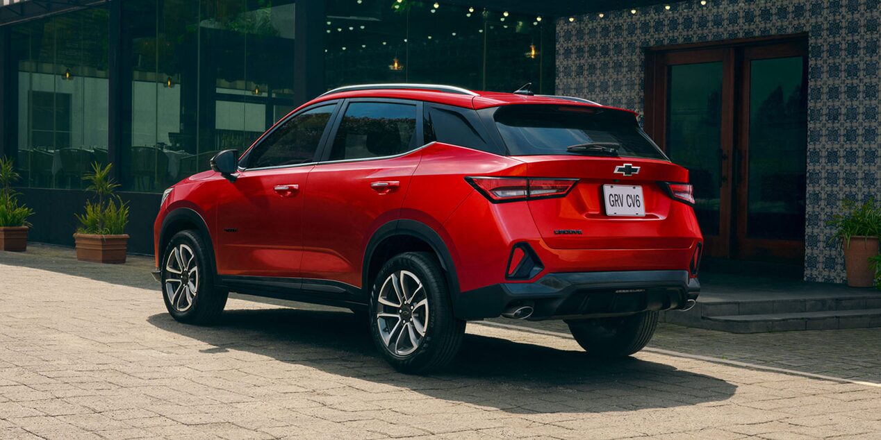 Vista lateral trasera de la Chevrolet Groove estacionada en área urbana.