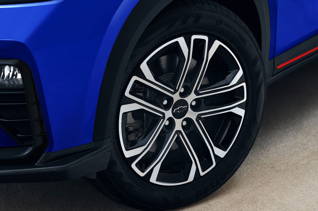 Vista cercana de las llantas de aluminio 17 pulgadas.