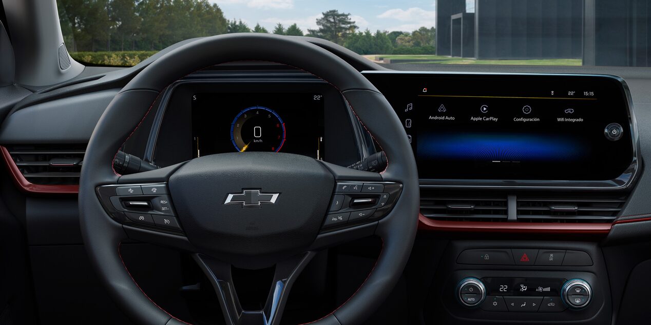 Tablero digital y central multimedia de la Chevrolet Tracker.