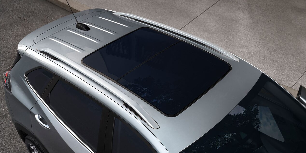Vista superior de la Chevrolet Tracker destacando el sunroof panorámico.