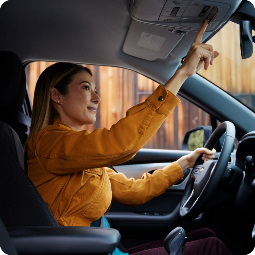 Mujer haciendo uso de la Tecnología de Onstar.