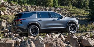 Vista lateral del Chevrolet Tracker LT AT Turbo estacionado en área urbana