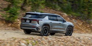 Vista lateral del Chevrolet Tracker LT AT Turbo estacionado en área urbana