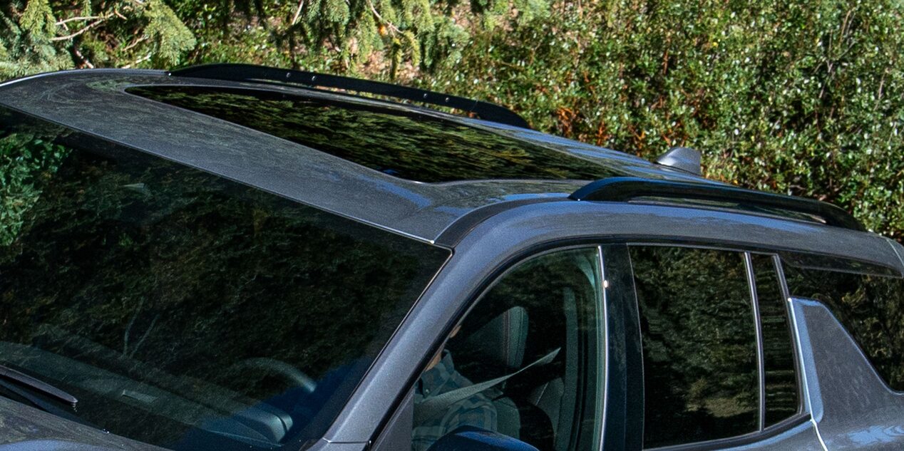 Vista exterior y en detalle del sunroof de la Chevrolet Traverse.