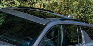 Vista lateral del Chevrolet Tracker LT AT Turbo estacionado en área urbana