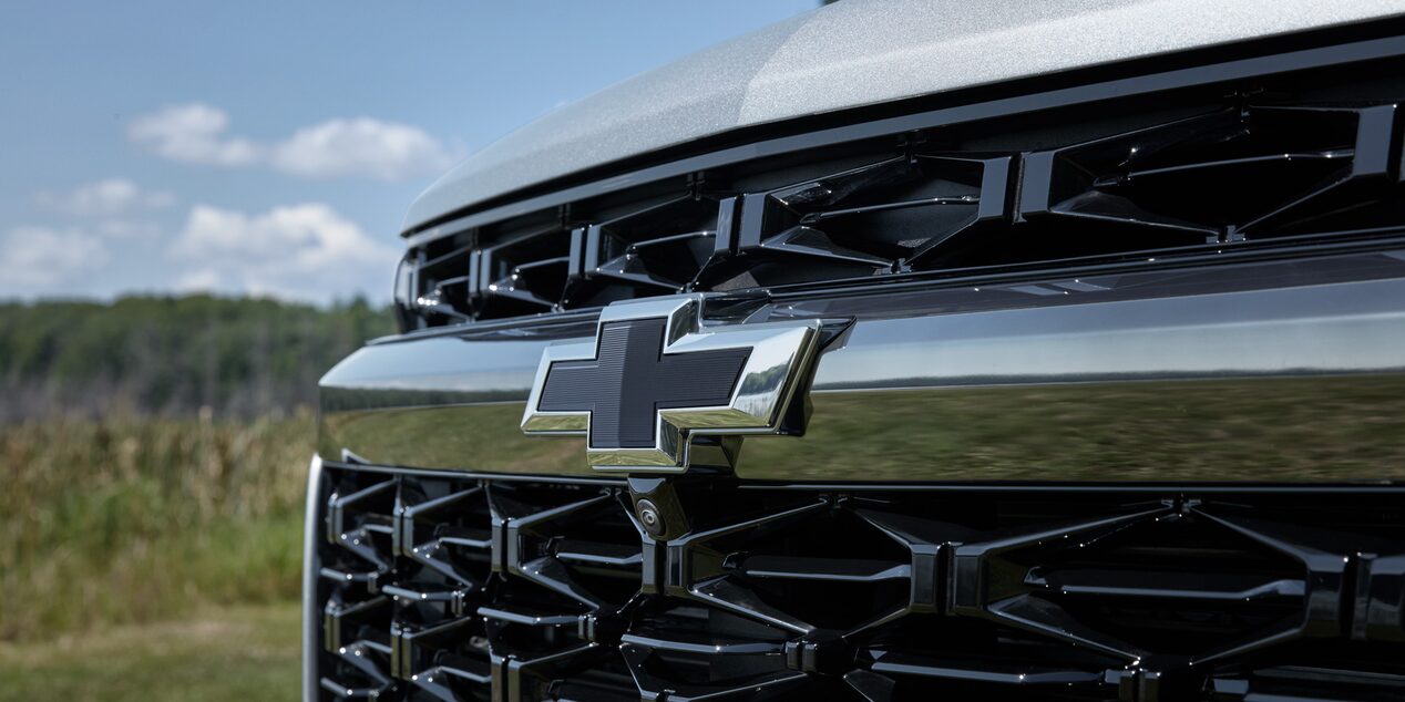 Detalle del emblema de Chevrolet en parrilla frontal de la Chevrolet Traverse. 