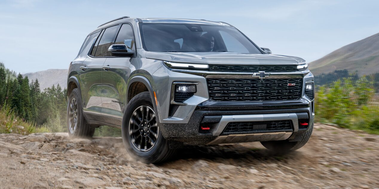 Vista frontal Chevrolet Traverse andando en camino de piedra.