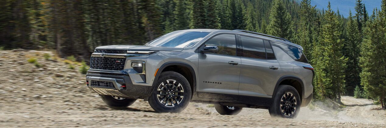 Chevrolet Traverse en camino de piedra.