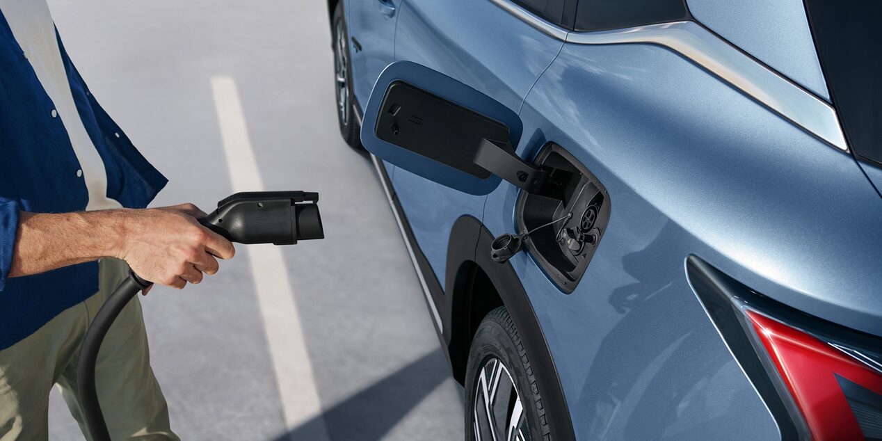 Entrada de carga de la Nueva Chevrolet Captiva EV ubicada en el lateral trasero del vehículo.