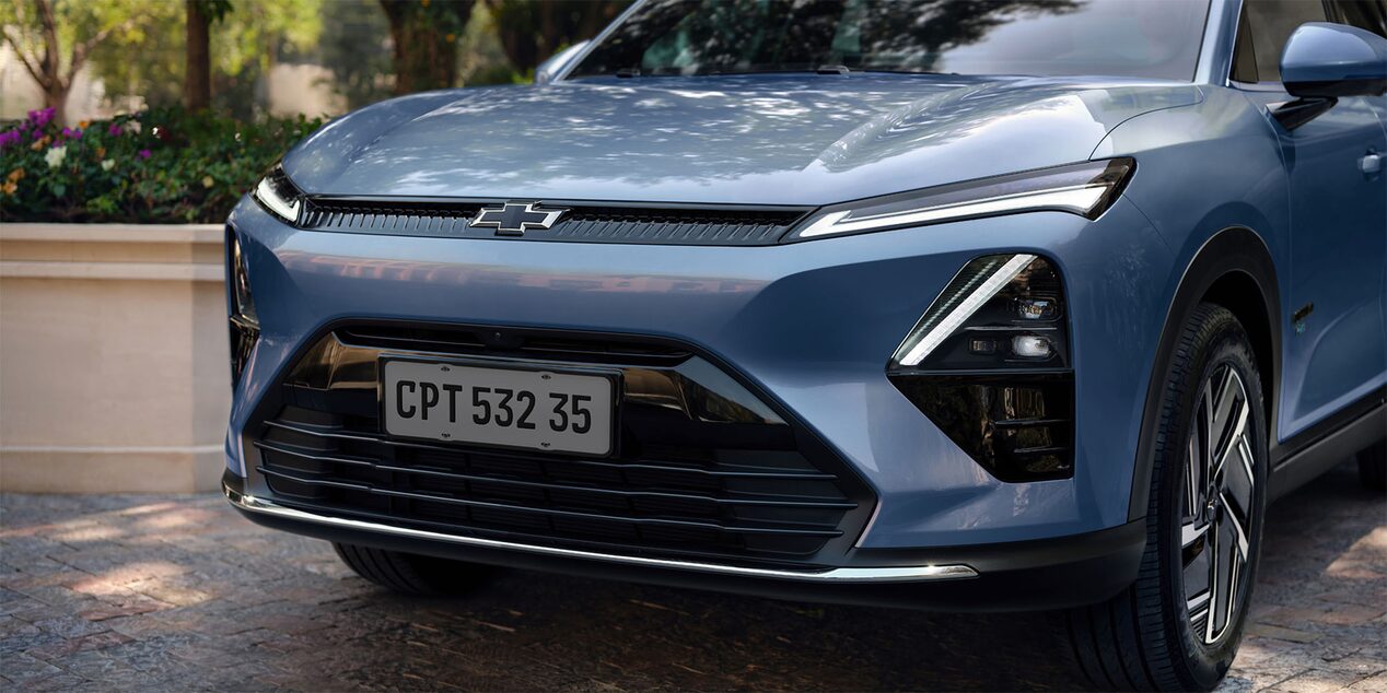 Diseño frontal de la Nueva Chevrolet Captiva EV estacionada en área urbana.