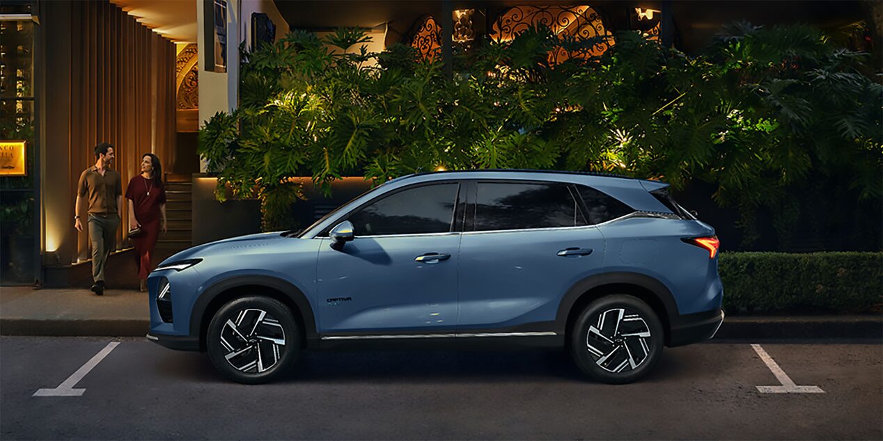 Vista lateral de la  Nueva Chevrolet Captiva EV estacionada en área urbana.