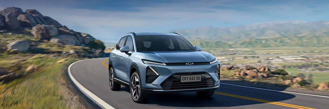 Nueva Chevrolet Captiva EV en ruta de sierras.